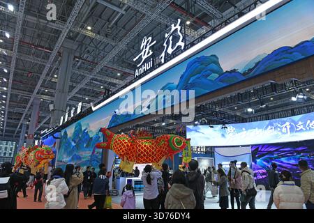 La 6ème exposition internationale des industries culturelles du delta du Yangtze s'ouvre à Shanghai, en Chine, le 20 novembre 2025. Banque D'Images
