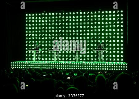 Oslo, Norvège. 23 novembre 2025. Le groupe allemand de musique électronique Kraftwerk donne un concert au Sentrum Scene à Oslo. Kraftwerk est considéré comme un pionnier de la scène musicale électronique. Crédit : Gonzales photo/Alamy Live News Banque D'Images