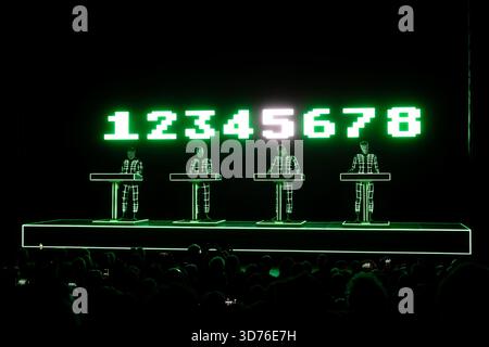 Oslo, Norvège. 23 novembre 2025. Le groupe allemand de musique électronique Kraftwerk donne un concert au Sentrum Scene à Oslo. Kraftwerk est considéré comme un pionnier de la scène musicale électronique. Crédit : Gonzales photo/Alamy Live News Banque D'Images