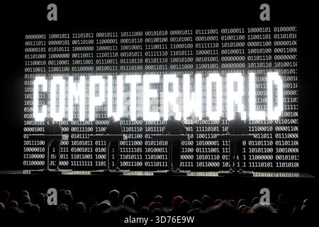 Oslo, Norvège. 23 novembre 2025. Le groupe allemand de musique électronique Kraftwerk donne un concert au Sentrum Scene à Oslo. Kraftwerk est considéré comme un pionnier de la scène musicale électronique. Crédit : Gonzales photo/Alamy Live News Banque D'Images