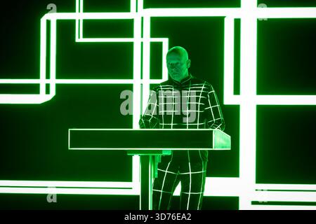 Oslo, Norvège. 23 novembre 2025. Le groupe allemand de musique électronique Kraftwerk donne un concert au Sentrum Scene à Oslo. Kraftwerk est considéré comme un pionnier de la scène musicale électronique. Crédit : Gonzales photo/Alamy Live News Banque D'Images
