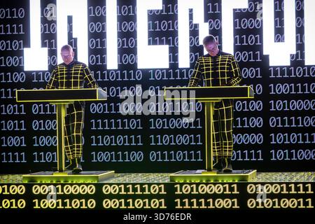 Oslo, Norvège. 23 novembre 2025. Le groupe allemand de musique électronique Kraftwerk donne un concert au Sentrum Scene à Oslo. Kraftwerk est considéré comme un pionnier de la scène musicale électronique. Crédit : Gonzales photo/Alamy Live News Banque D'Images