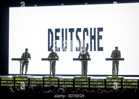 Oslo, Norvège. 23 novembre 2025. Le groupe allemand de musique électronique Kraftwerk donne un concert au Sentrum Scene à Oslo. Kraftwerk est considéré comme un pionnier de la scène musicale électronique. Crédit : Gonzales photo/Alamy Live News Banque D'Images