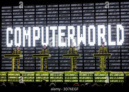 Oslo, Norvège. 23 novembre 2025. Le groupe allemand de musique électronique Kraftwerk donne un concert au Sentrum Scene à Oslo. Kraftwerk est considéré comme un pionnier de la scène musicale électronique. Crédit : Gonzales photo/Alamy Live News Banque D'Images