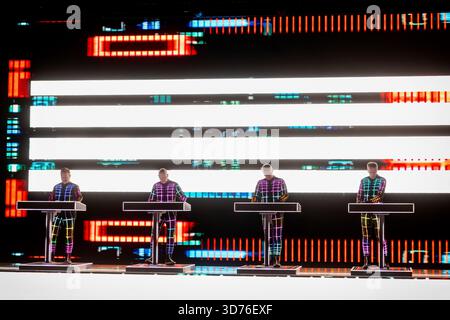 Oslo, Norvège. 23 novembre 2025. Le groupe allemand de musique électronique Kraftwerk donne un concert au Sentrum Scene à Oslo. Kraftwerk est considéré comme un pionnier de la scène musicale électronique. Crédit : Gonzales photo/Alamy Live News Banque D'Images