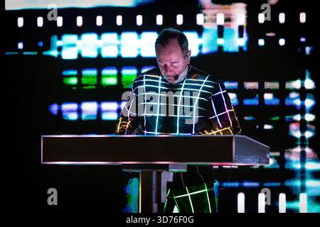 Oslo, Norvège. 23 novembre 2025. Le groupe allemand de musique électronique Kraftwerk donne un concert au Sentrum Scene à Oslo. Kraftwerk est considéré comme un pionnier de la scène musicale électronique. Crédit : Gonzales photo/Alamy Live News Banque D'Images