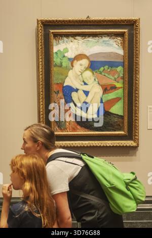 Angleterre, Londres, Trafalgar Square, la National Gallery, femme et enfant devant le tableau de Picasso intitulé 'maternité' daté de 1901 Banque D'Images