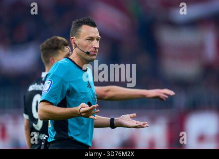 Arbitre Sven Jablonski avec sifflet, gestes, spectacles, montre, action individuelle, Schiedsrichter, Hauptschiedsrichter, schiri, Pfeiffe, Pfiff, dans le match FC BAYERN München - SC FREIBURG 6-2 le 22 novembre 2025 à Allianz Arena München, Allemagne. Saison 2026/2026, 1.Bundesliga, FCB, journée 11, photographe : Peter Schatz - LA RÉGLEMENTATION DFL INTERDIT TOUTE UTILISATION DE PHOTOGRAPHIES comme SÉQUENCES D'IMAGES et/ou QUASI-VIDÉO - Banque D'Images