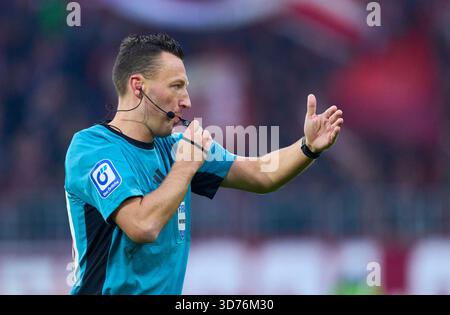 Arbitre Sven Jablonski avec sifflet, gestes, spectacles, montre, action individuelle, Schiedsrichter, Hauptschiedsrichter, schiri, Pfeiffe, Pfiff, dans le match FC BAYERN München - SC FREIBURG 6-2 le 22 novembre 2025 à Allianz Arena München, Allemagne. Saison 2026/2026, 1.Bundesliga, FCB, journée 11, photographe : Peter Schatz - LA RÉGLEMENTATION DFL INTERDIT TOUTE UTILISATION DE PHOTOGRAPHIES comme SÉQUENCES D'IMAGES et/ou QUASI-VIDÉO - Banque D'Images