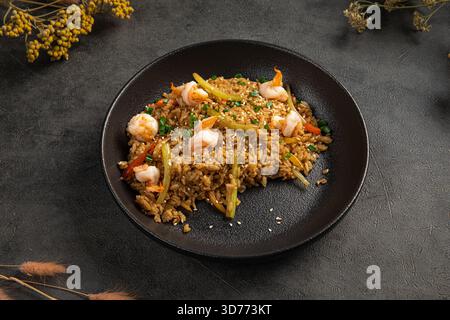 Riz frit avec crevettes et légumes Banque D'Images