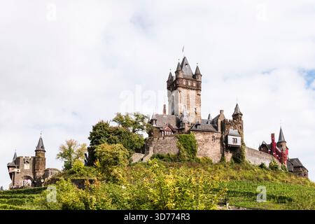 Vue jusqu'au château de Reichsburg Cochem. Cochem, Rhénanie-Palatinat, Allemagne, Europe Banque D'Images