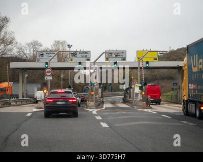 Frioul, Italie 21 novembre 2025 les voitures se sont alignées à un poste de péage routier italien, fusionnant en douceur à l'approche des distributeurs de billets et du feu vert Banque D'Images
