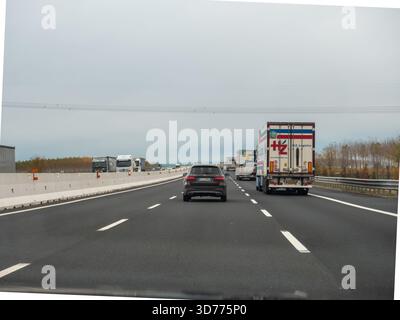 Frioul, Italie 21 novembre 2025 véhicules circulant sur une autoroute italienne moderne avec des camions et des voitures, symbolisant le transport routier, la logistique et le voyage Banque D'Images
