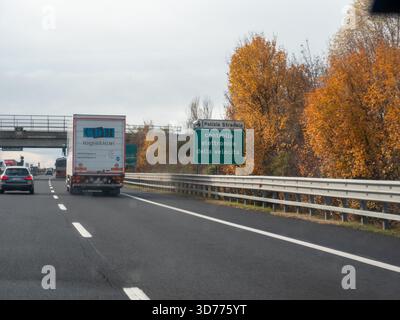 Frioul, Italie 21 novembre 2025 panneau routier italien informant les conducteurs sur le contrôle électronique de la vitesse par Polizia Stradale, mettant l'accent sur la sécurité routière an Banque D'Images