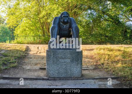 Sculpture Guy the Gorilla dans Crystal Palace Park, Bromley, Londres, Royaume-Uni Banque D'Images