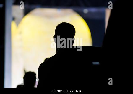 Homme silhouette regardant une performance Banque D'Images