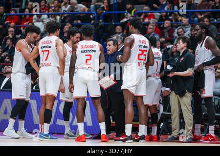 Dimitris Itoudis, entraîneur-chef de l'Hapoel Ibi tel Aviv, s'entretient avec ses joueurs lors du match de la 12e saison régulière de Turkish Airlines EuroLeague 2025/26 entre EA7 Emporio Armani Milano et Hapoel Ibi tel Aviv au Forum Unipol de Milan. Score final EA7 Emporio Armani Milan 83 | 105 Hapoel Ibi tel Aviv Banque D'Images