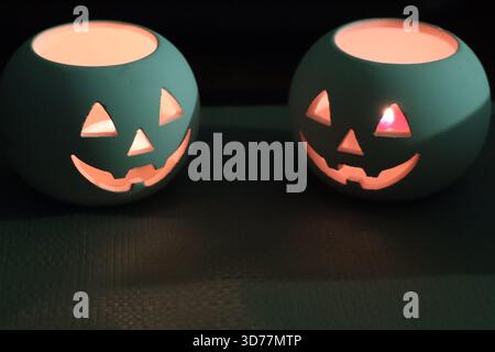 Deux porte-bougie Jack-o'-Lanterne lumineux pour Halloween Banque D'Images