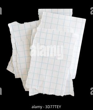 Pile de papier de note sur fond noir Banque D'Images