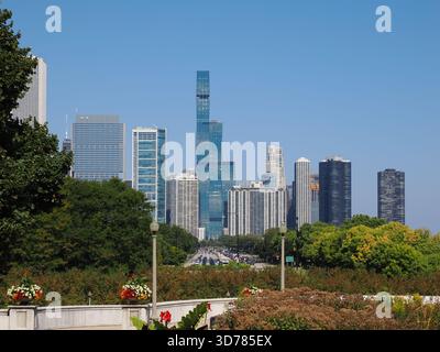 Chicago, il - 16 septembre 2025 : vue sur le dramatique équipé Regis Chicago (Vista Tower) et les gratte-ciel environnants depuis les jardins de Grant Park. Banque D'Images