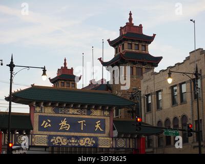 Chicago, il - 16 septembre 2025 : vue détaillée de la structure Pai-Fang, mettant l'accent sur le toit en tuiles vertes et la principale inscription dorée. Banque D'Images