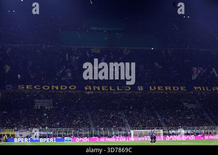Milan, Italie. 23 novembre 2025. Les supporters du FC Internazionale sont vus lors du match de Serie A entre le FC Internazionale et l'AC Milan au Stadio Giuseppe Meazza le 23 novembre 2025 à Milan en Italie. Crédit : Marco Canoniero/Alamy Live News Banque D'Images