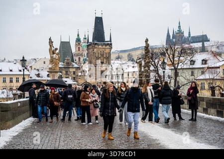 Prague, République tchèque. 24 novembre 2025. Touristes sur le pont Charles avec le château de Prague en arrière-plan, à Prague, République tchèque, le 24 novembre 2025. Crédit : vit Simanek/CTK photo/Alamy Live News Banque D'Images