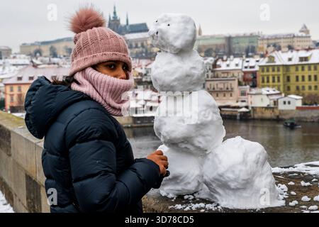 Prague, République tchèque. 24 novembre 2025. Bonhomme de neige sur le pont Charles avec le château de Prague en arrière-plan, à Prague, République tchèque, le 24 novembre 2025. Crédit : vit Simanek/CTK photo/Alamy Live News Banque D'Images