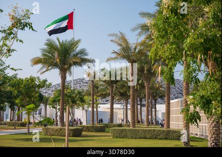 Louvre Abu Dhabi, eau. Musée d'art emblématique sur l'île de Saadiyat dans le quartier culturel de la capitale de l'Émirat arabe Uni Banque D'Images