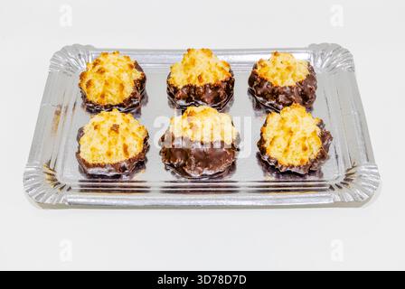 brioches à la noix de coco avec une base recouverte de chocolat Banque D'Images