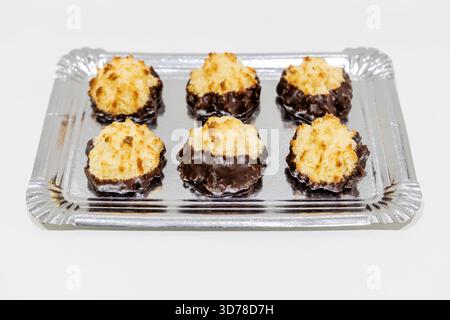 brioches à la noix de coco avec une base recouverte de chocolat Banque D'Images