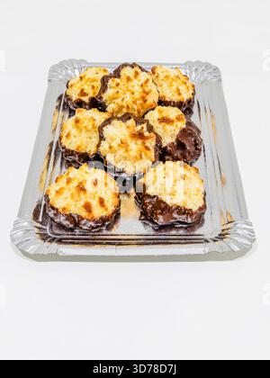 brioches à la noix de coco avec une base recouverte de chocolat Banque D'Images