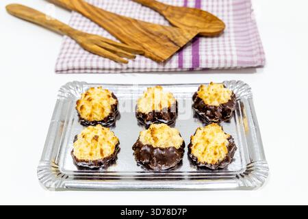 brioches à la noix de coco avec une base recouverte de chocolat Banque D'Images