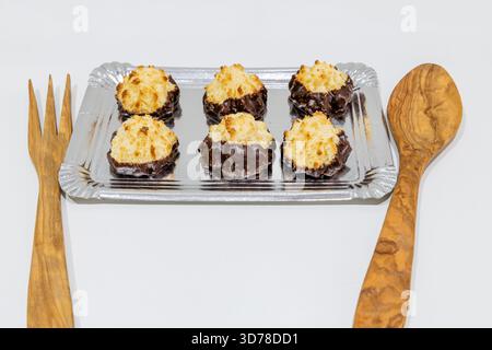 brioches à la noix de coco avec une base recouverte de chocolat Banque D'Images