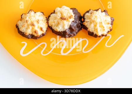 brioches à la noix de coco avec une base recouverte de chocolat Banque D'Images