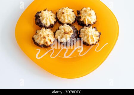 brioches à la noix de coco avec une base recouverte de chocolat Banque D'Images