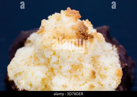 brioches à la noix de coco avec une base recouverte de chocolat Banque D'Images