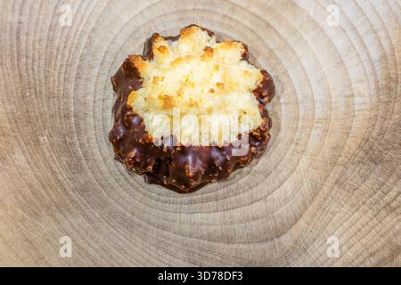 brioches à la noix de coco avec une base recouverte de chocolat Banque D'Images