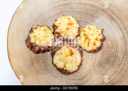 brioches à la noix de coco avec une base recouverte de chocolat Banque D'Images