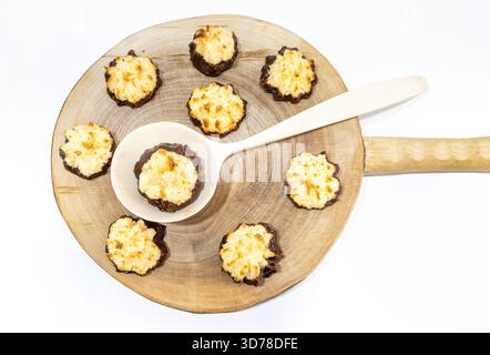 brioches à la noix de coco avec une base recouverte de chocolat Banque D'Images