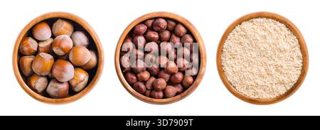 Noisettes, avec et sans coquille, et moulues, dans des bols en bois. Noisettes séchées, graines du noisetier Corylus avellana. Banque D'Images