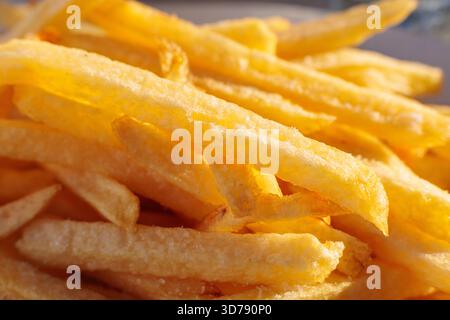Frites dorées croustillantes servies dans un cadre extérieur décontracté pendant un après-midi ensoleillé Banque D'Images
