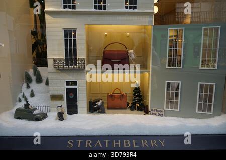 Vitrine festive Strathberry à Édimbourg avec des sacs à main de luxe exposés à l'intérieur d'une scène de maison miniature.Édimbourg, Écosse Banque D'Images