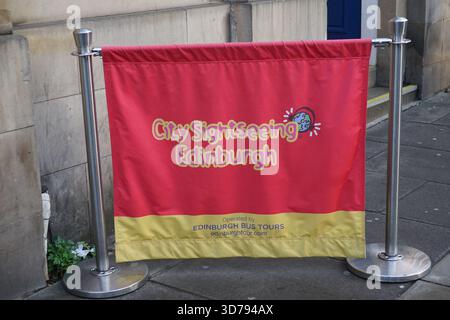 City Sightseeing Edinburgh bannière marquant un arrêt de visite sur une rue de la ville.Edinburgh, Écosse Banque D'Images