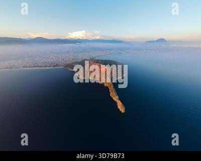 Prise de vue aérienne panoramique ultra-large montrant toute la péninsule d'Alanya, éclairée par une douce lumière du matin ou du soir, s'étendant dans l'obscurité de la Méditerranée Banque D'Images