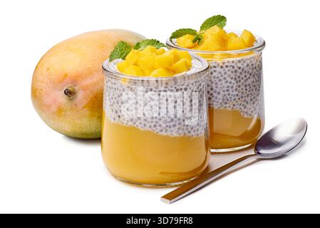 Pudding vibrant à la mangue et au chia recouvert de mangue fraîche et de menthe dans des récipients en verre individuels Banque D'Images