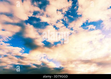 Ciel spectaculaire rempli de nuages moelleux et de taches de bleu vif Banque D'Images