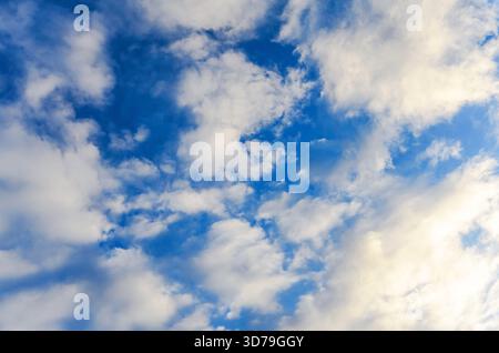 Le ciel bleu vif est rempli de nuages blancs gonflés, créant une atmosphère étonnante et sereine Banque D'Images