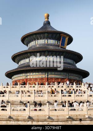 Pékin, Chine - 02 mai 2024 : vue de la structure étagée du Temple du ciel sous un ciel croustillant, avec des foules rassemblées autour de sa base, une symphonie de Banque D'Images