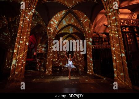 Londres, Royaume-Uni. 24 novembre 2025. La ballerine Sophie Elizabeth scintille dans le « The Angels are coming ! » Spectacle de lumière de Luxmuralis à la cathédrale de Southwark. La collaboration entre la sculpture et l’artiste Peter Walker et le compositeur David Harper apporte des projections impressionnantes de lumière et de son festifs angéliques à l’intérieur de la cathédrale du 24-26 au 29 novembre. Crédit : Guy Corbishley/Alamy Live News Banque D'Images